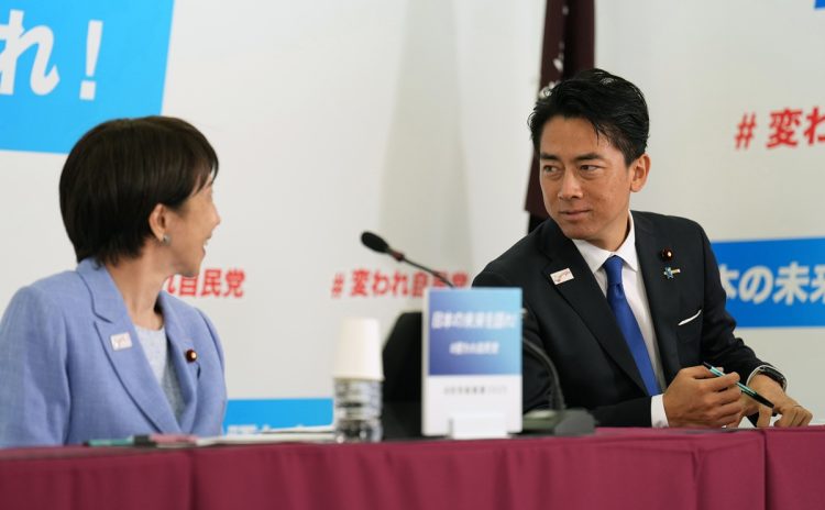 自民党総裁選のインターネット討論会に出席する小泉進次郎農林水産相（右）。左は高市早苗前経済安全保障担当相＝9月30日、東京・永田町の同党本部（時事通信フォト）
