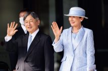 米原市役所前で、集まった市民に手を振られる両陛下。雅子さまの、織りのジャケットが華やかな青いセットアップは、2019年、マクロン仏大統領とブリジット夫人とのご会談、昼食会のときにお召しになっていた（JMPA）