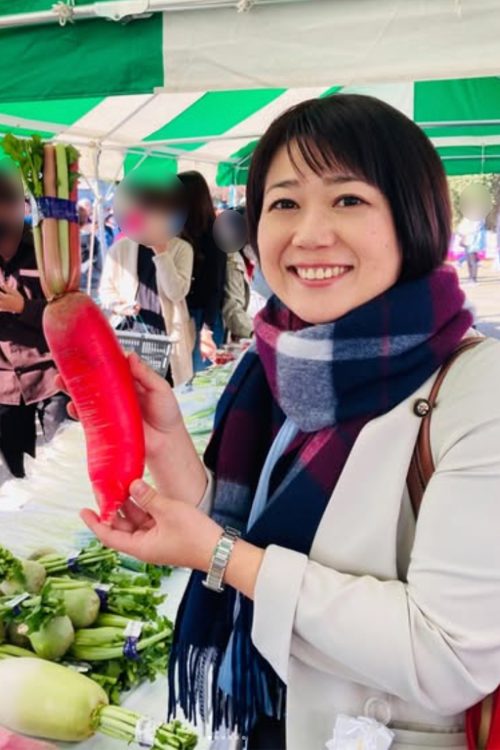 両手で立派な赤ダイコンを持つ姿も(Instagramより)