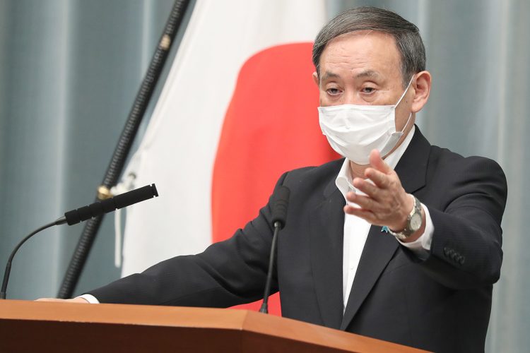 当時、事件を受けて記者会見する菅義偉官房長官(当時、写真・時事通信)