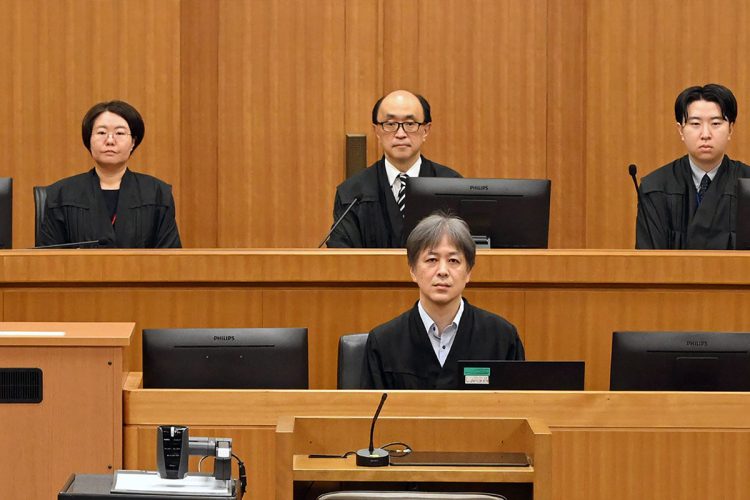 兵庫県宝塚市で親族4人がボーガンで殺傷された事件で、裁判員裁判の初公判が開かれた神戸地裁の法廷(時事通信)