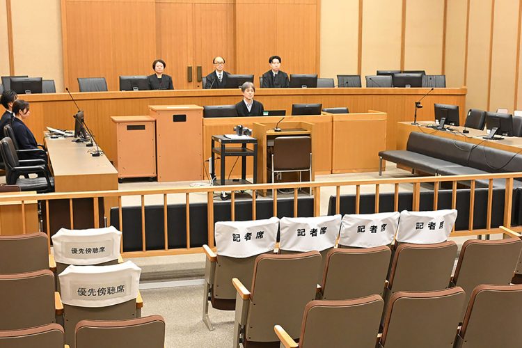 兵庫県宝塚市で親族4人がボーガンで殺傷された事件で、裁判員裁判の初公判が開かれた神戸地裁の法廷(時事通信)