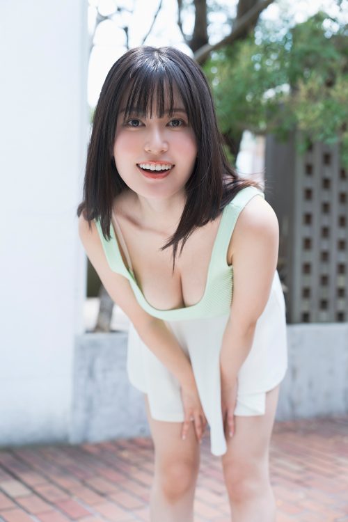 身長165cm、B100（Iカップ）・W63・H95