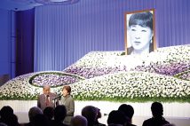 約250人が列席した。大山さんが好きだった紫と白の花が飾られた祭壇の前で挨拶をする毒蝮三太夫さん（左）と十朱幸代さん