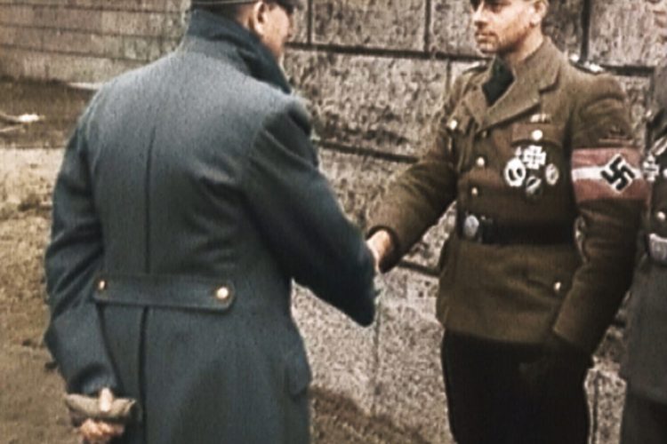 1945年3月20日に撮影された生前最後の映像の中で、ハンカチを握るヒトラーの左手は震え続けていた。ニュースではこのシーンは削除された(C)NHK