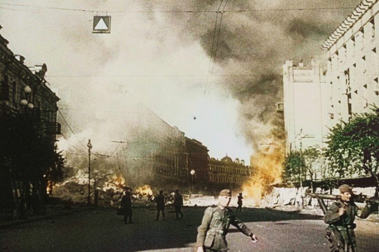 独ソ戦が始まり、1941年9月19日、ドイツ軍がウクライナの首都キーウを占領。撤退するソ連軍はドイツ軍の侵攻を遅らせるため建物に爆薬を仕掛け、遠隔操作で破壊した。写真はキーウの大通り・フレシチャーティク(C)NHK
