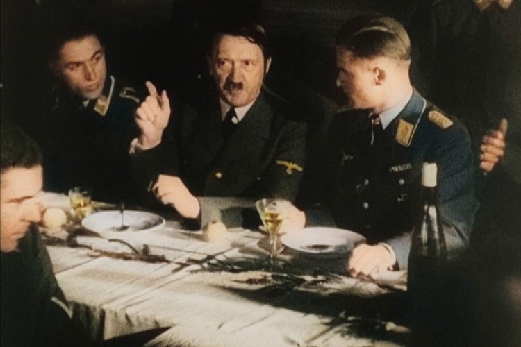 1940年6月22日にフランスはドイツに降伏した。その年末、ヒトラーはフランスで開かれた空軍パイロットの食事会に参加。テーブルにはフランス産のワインがあった。ドイツはフランスでのワインの生産や取引を管理し、搾取するシステムを築き上げていた。このような利益が得られることで、ドイツ国民は戦争状態を支持し、それがホロコーストの受容や黙認に拍車をかけることになった(C)NHK