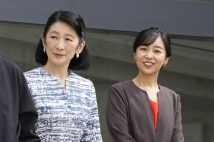 お召し物のカラーとマッチしたイヤリング（2025年10月2日、撮影／JMPA）