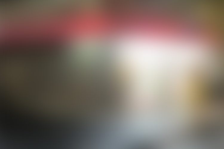 下半身を露出した