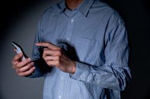SNSを用いて情報を交換しているという（イメージ）