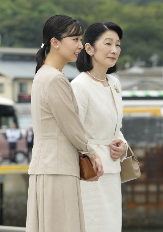 アクセサリーはパールで統一(2025年10月3日、撮影/JMPA)