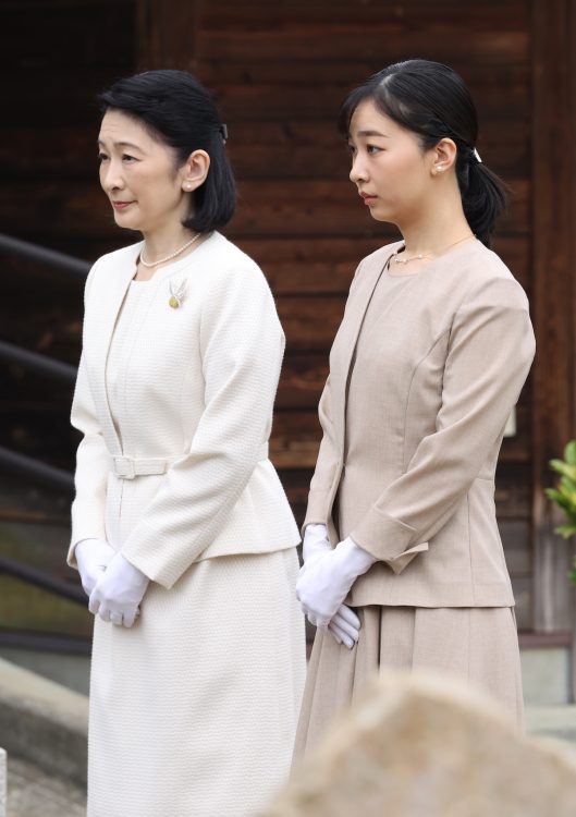亡くなった方々の納骨堂に花を供えた(2025年10月3日、撮影/JMPA)
