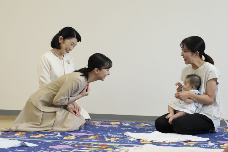 「かこ」という名前の赤ちゃんに「佳子です、こんにちは」と笑顔で声をかけられた(2025年10月3日、撮影/JMPA)