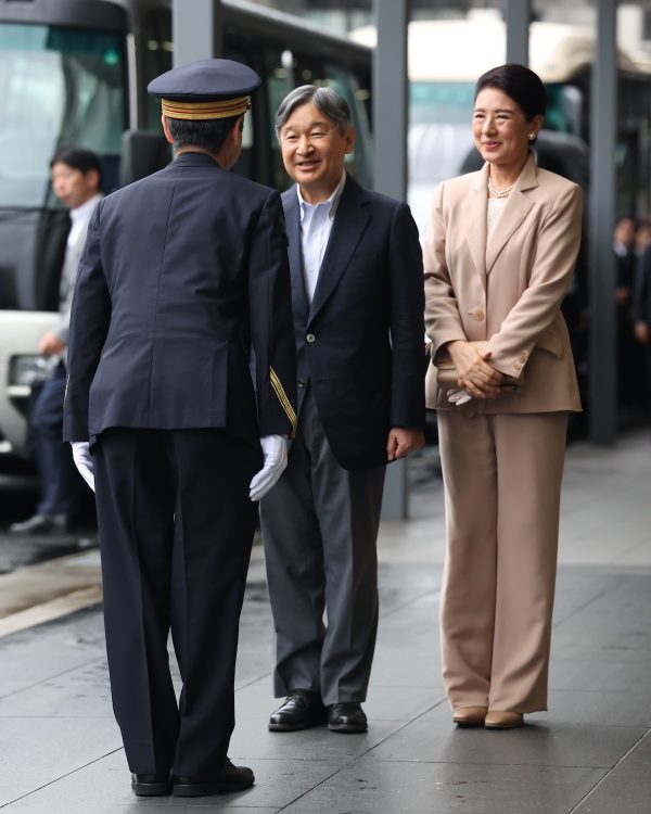 雅子さまはピンクベージュのスーツをお召しに(2025年10月4日、撮影/JMPA)
