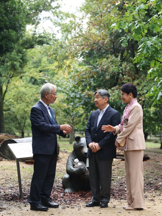 植物園到着後からスカーフをお召しに(2025年10月4日、撮影/JMPA)