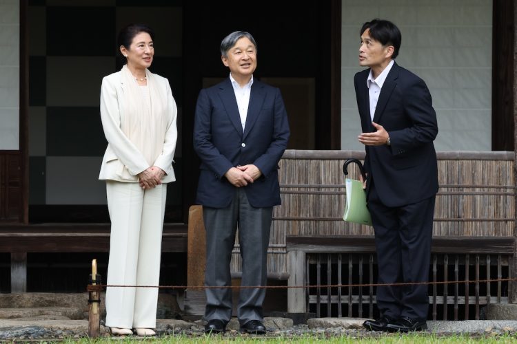 スーツと同色のスカーフを選ばれた(2025年10月5日、撮影/JMPA)