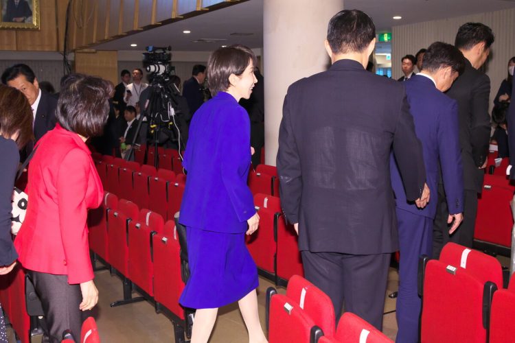 関係者と会話する場面も（撮影／JMPA）