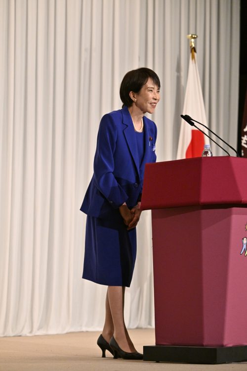 党員に挨拶をする（撮影／JMPA）