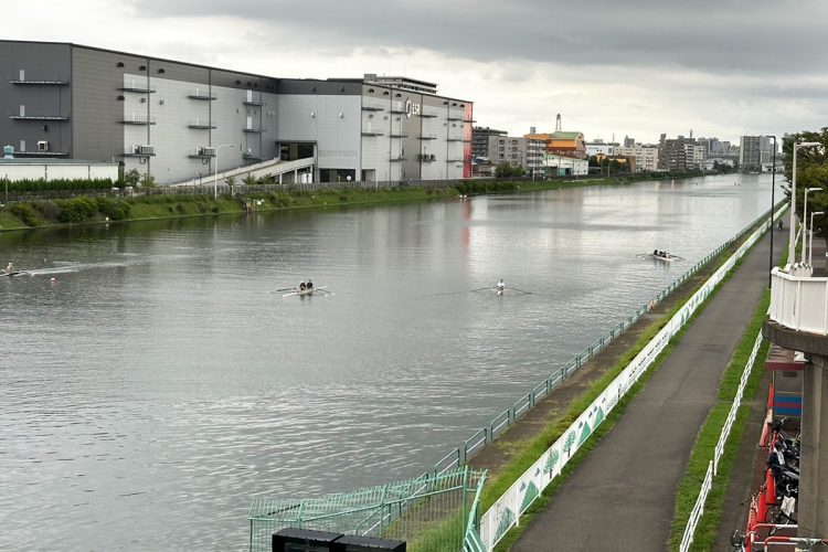 目の前に流れる川で練習している