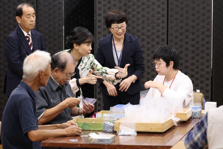 手話を使って交流された(2025年10月7日、撮影/JMPA)