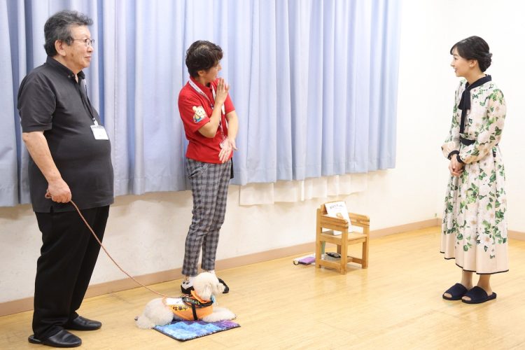 聴導犬ユーザーの女性と手話をしながら交流された(2025年10月7日、撮影/JMPA)