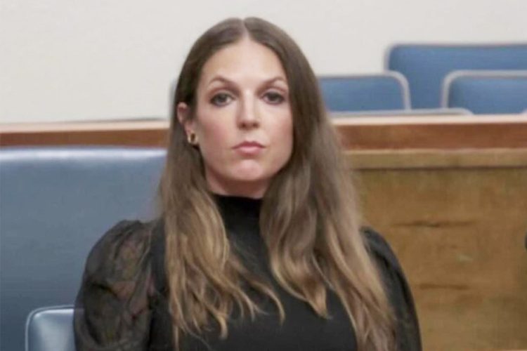 フルメイクで黒のタートルネックを着て法廷に姿を現した（Facebookより）