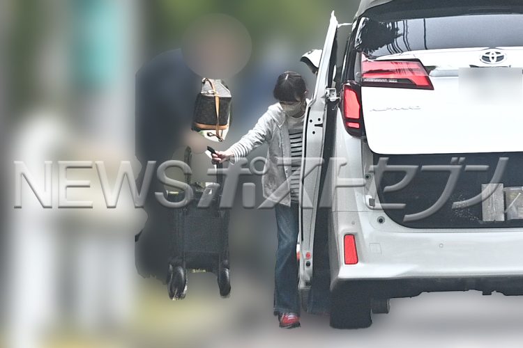 スタッフらしき男性が彼女のキャリーカートを車から下ろすのを手伝い、身体を気遣っているようだった