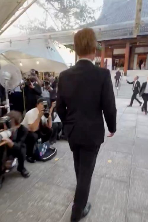 報道陣に写真を撮られている様子をアップ（Xより）