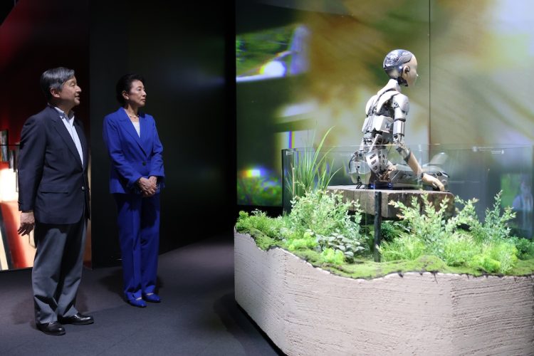 人型ロボット「アンドロイド」を鑑賞された(2025年10月6日、撮影/JMPA)