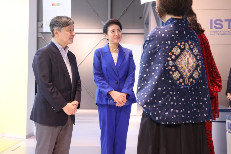 「国際機関館」でASEANの関係者から説明を受けられた(2025年10月6日、撮影/JMPA)
