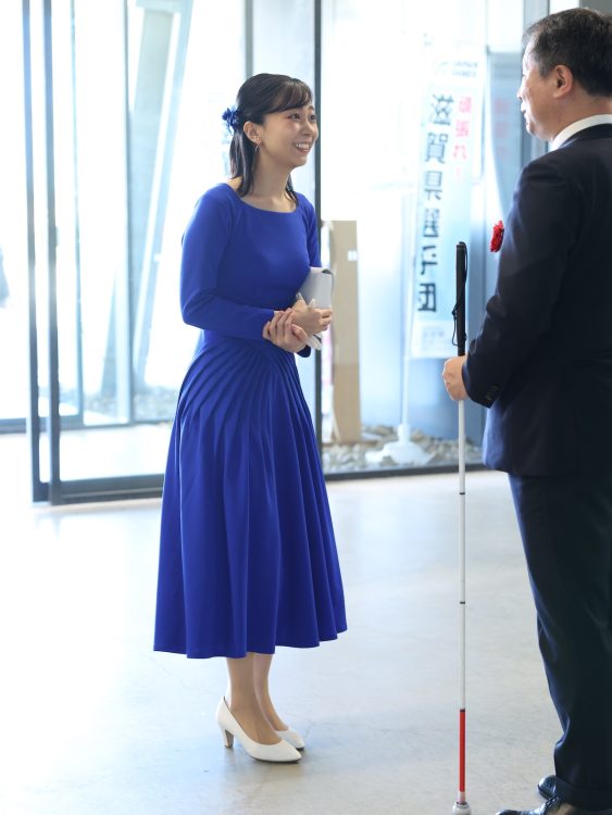 ロイヤルブルーのワンピースをお召しになっていた(2025年10月8日、撮影/JMPA)