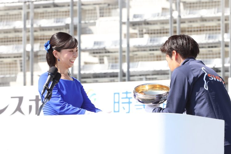 天皇杯と皇后杯を代表選手に手渡された(2025年10月8日、撮影/JMPA)