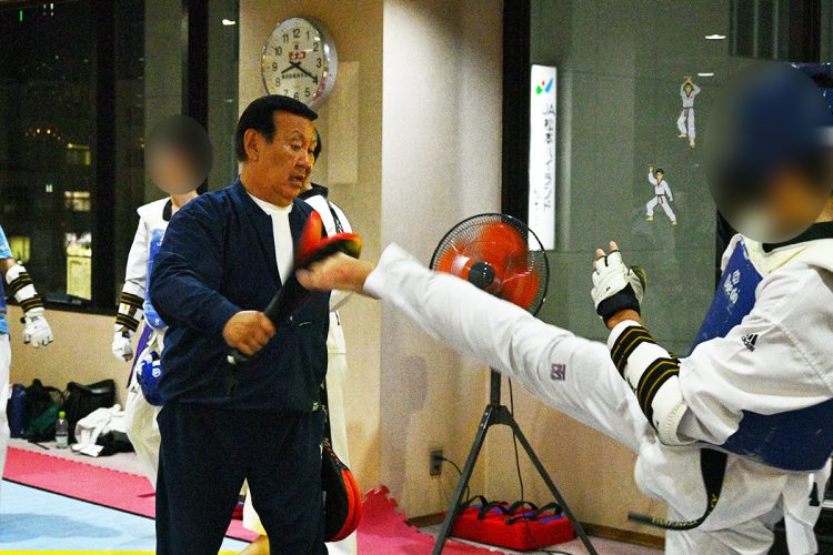 現在も子どもたちへテコンドーの指導をおこなっている