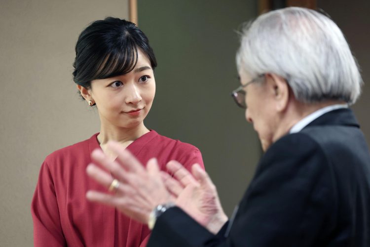 「松下真々庵」を訪れ、人間国宝・森口邦彦さんの説明を聞かれる佳子さま(10月9日撮影、共同通信社)