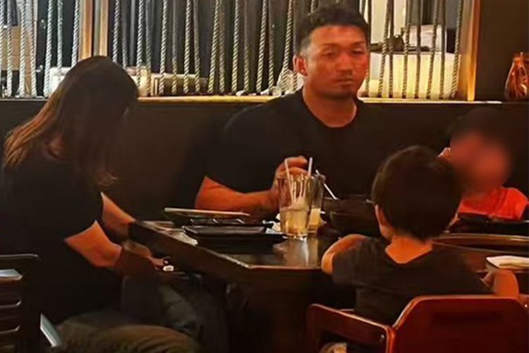 シカゴの『牛角』で家族と食事する鈴木誠也