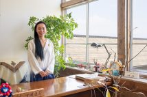 テーマ事業プロデューサーの河瀨直美さん。生まれ育った奈良を拠点に映画を創り続ける映画作家。パビリオン内で河瀨さんが作業をする定位置は、この“校長室”の机。