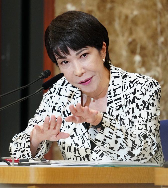 2024年9月、自民党総裁選立候補者討論会で、質問に答える高市早苗氏。くっきりと太い眉だった(時事通信フォト)