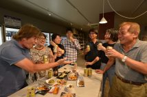 ゆったりした店内で仲間と飲めば自然と顔もほころぶ