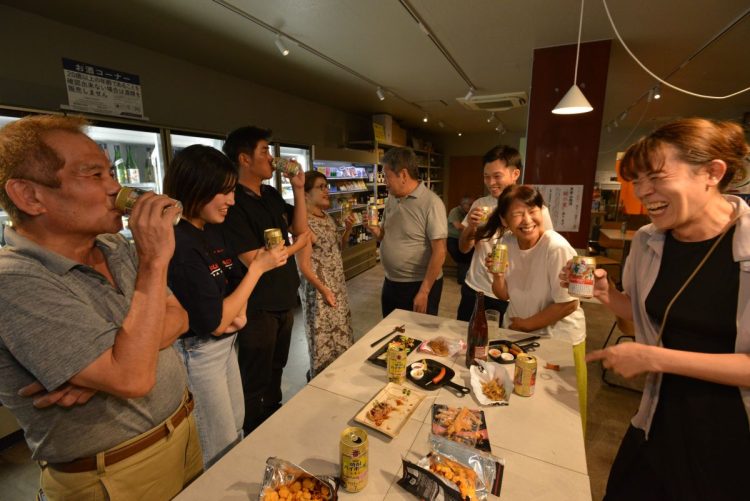 手作り料理やスナックも充実のラインナップでお酒が進む