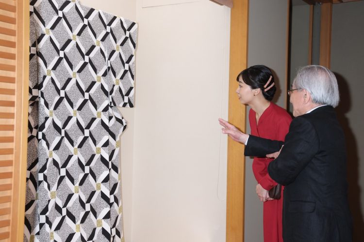 森口邦彦氏が手掛けた「位相井桁格子文」をご覧になった(2025年10月9日、撮影/JMPA)