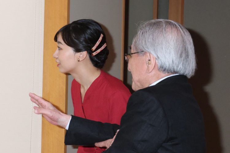 和なデザインのバレッタを選ばれた(2025年10月9日、撮影/JMPA)