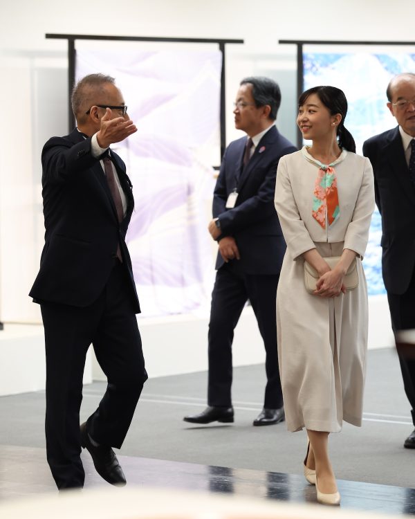 バッグとヒールもアイボリーで統一(2025年10月10日、撮影/JMPA)