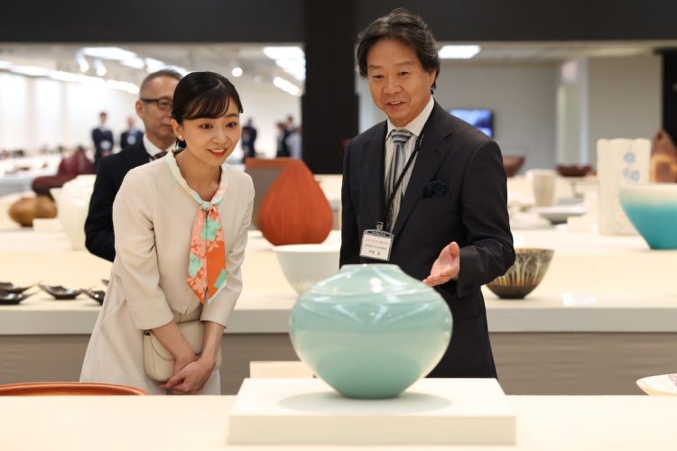 陶芸家の神農巌氏から説明を受けられた(2025年10月10日、撮影/JMPA)