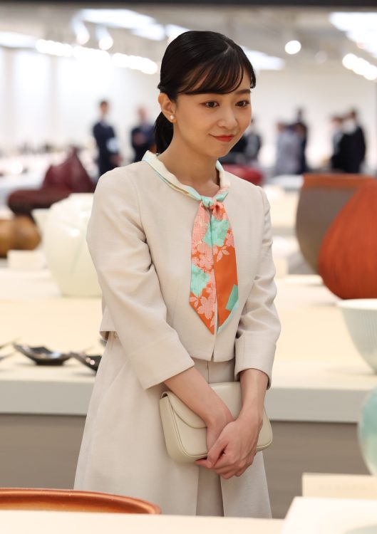 アクセサリーはパールのイヤリング(2025年10月10日、撮影/JMPA)