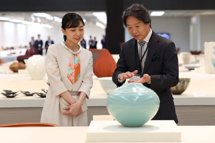 神農巌氏の作品「青磁堆磁線文壺」を鑑賞された(2025年10月10日、撮影/JMPA)