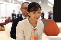 「第72回日本伝統工芸展京都展」を視察された秋篠宮家の次女・佳子さま（2025年10月10日、撮影／JMPA）