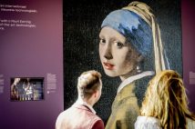 今で言うトレース技法を使っていたと言われる17世紀の画家ヨハネス・フェルメールの絵画「真珠の耳飾りの少女」の高さ4メートルの3Dプリント（AFP＝時事）