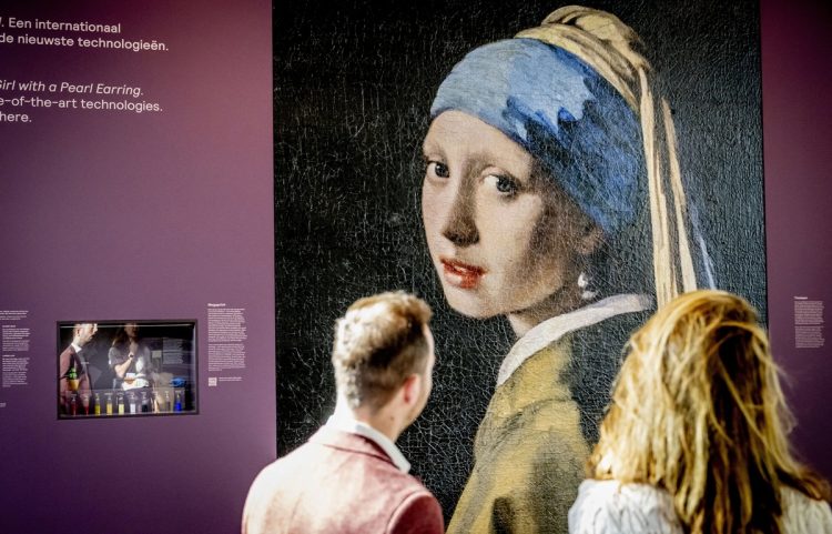 今で言うトレース技法を使っていたと言われる17世紀の画家ヨハネス・フェルメールの絵画「真珠の耳飾りの少女」の高さ4メートルの3Dプリント（AFP＝時事）