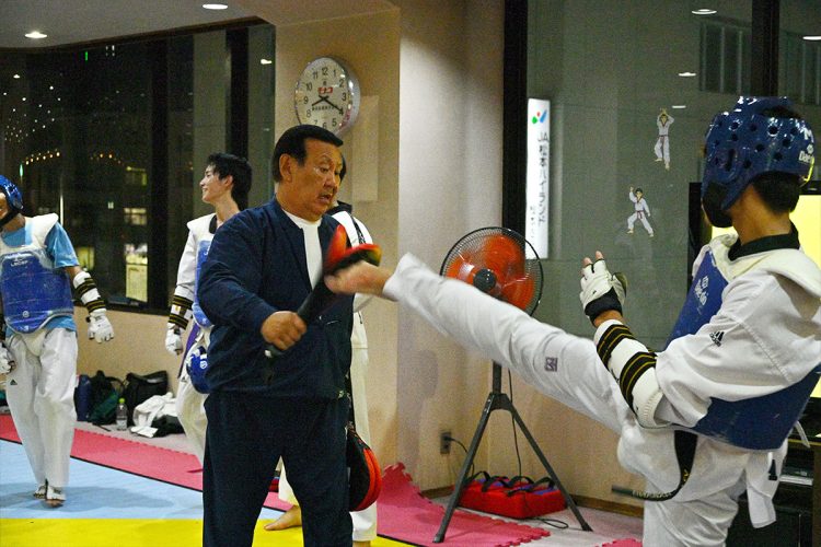 現在も子どもたちへテコンドーの指導をおこなっている