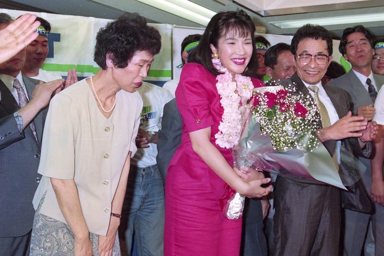 衆議院選挙に出馬し、奈良県全県区でトップ当選。1996年に自民党に入党(共同通信社)